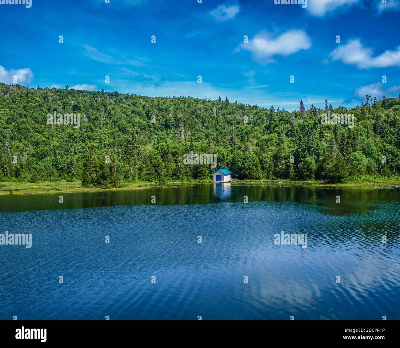 Chalet en rondins sur un lac inconnu, comté d'Algoma, ON, Canada Banque D'Images Chalet en rondins sur un lac inconnu, comté d'Algoma, ON, Canada Banque D'Images