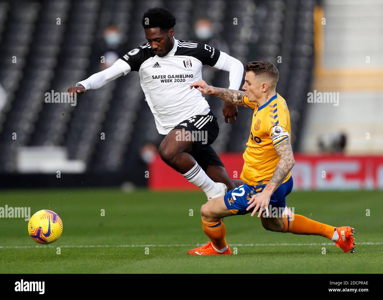 Londres, Grande-Bretagne. 22 novembre 2020. Ola Aina (L) de Fulham est en compagnie de Lucas digne d'Everton lors de la première ligue anglaise entre Fulham et Everton à Londres, en Grande-Bretagne, le 22 novembre 2020. Credit: Han Yan/Xinhua/Alay Live News Banque D'Images