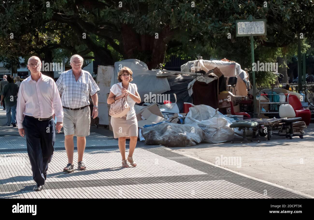 Les gens de classe moyenne marchent à côté d'un piège à déchets à Plaza Lavalle, Buenos Aires, Argentine Banque D'Images