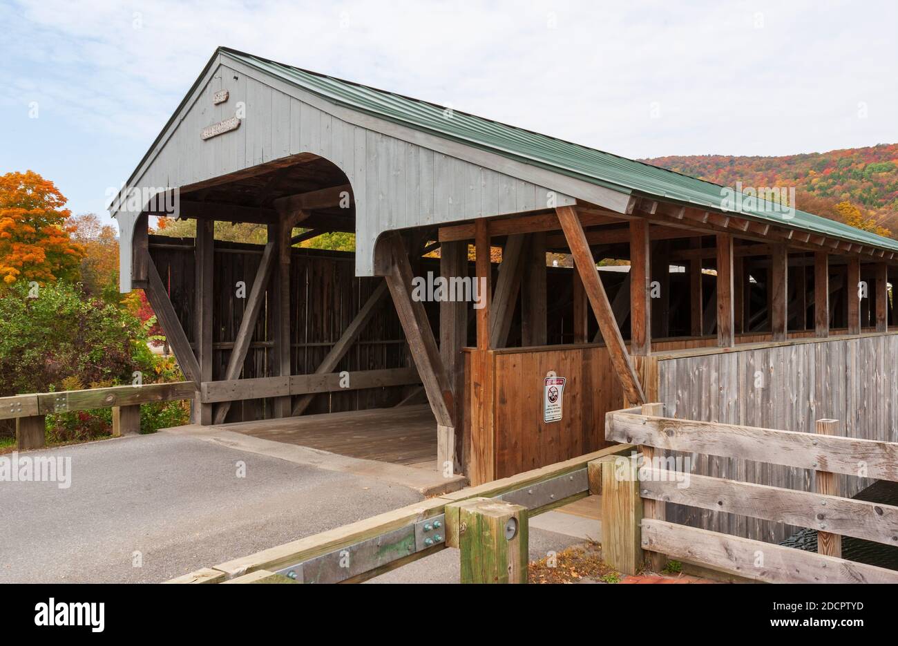 Le pont couvert de Great Eddy, également appelé pont couvert de Waitsfield, est un pont couvert de bois construit en 1833. Il traverse la rivière Mad à Waitsfield, dans le Vermont Banque D'Images