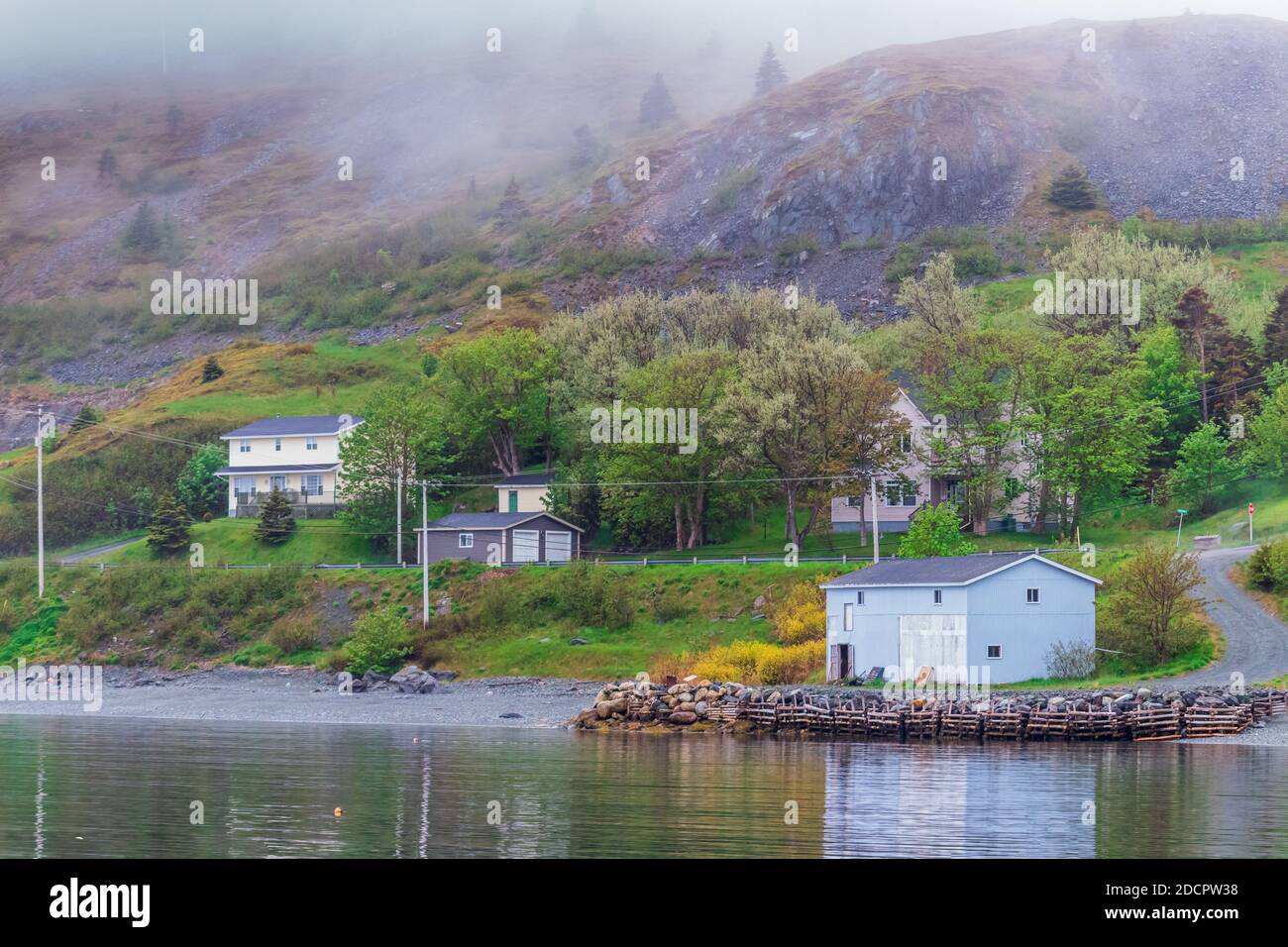 Brume et pluie recouvrant les villages de pêche - péninsule d'Avalon, Terre-Neuve, Canada. Scènes de la péninsule d'Avalon, Terre-Neuve Banque D'Images
