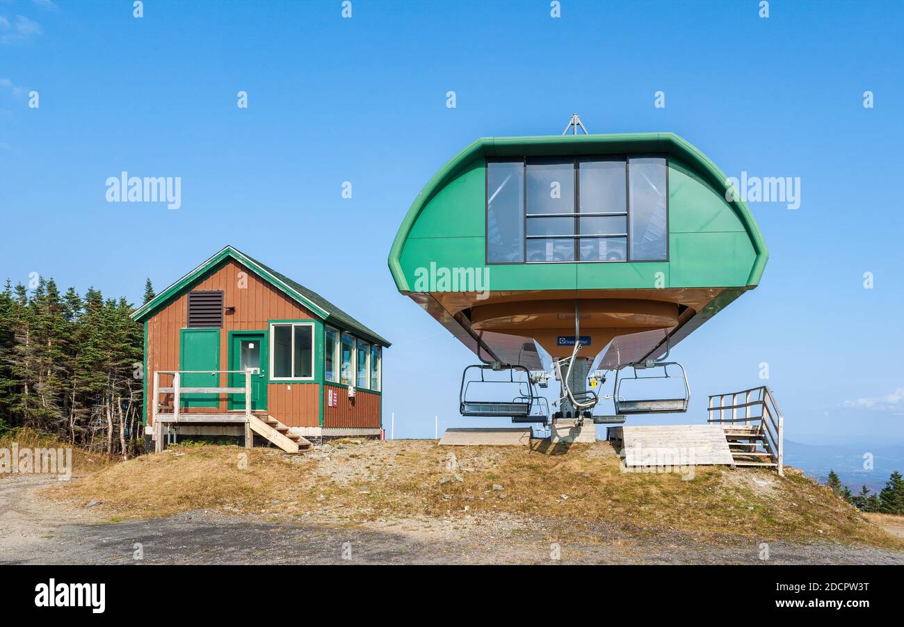 Le terminal supérieur du télésiège Fourrunner Quad, et la maison de l’opérateur. Il s'agit d'un modèle de levée à grande vitesse typique de Doppelmayr Uni-G. Stowe, VT. Banque D'Images