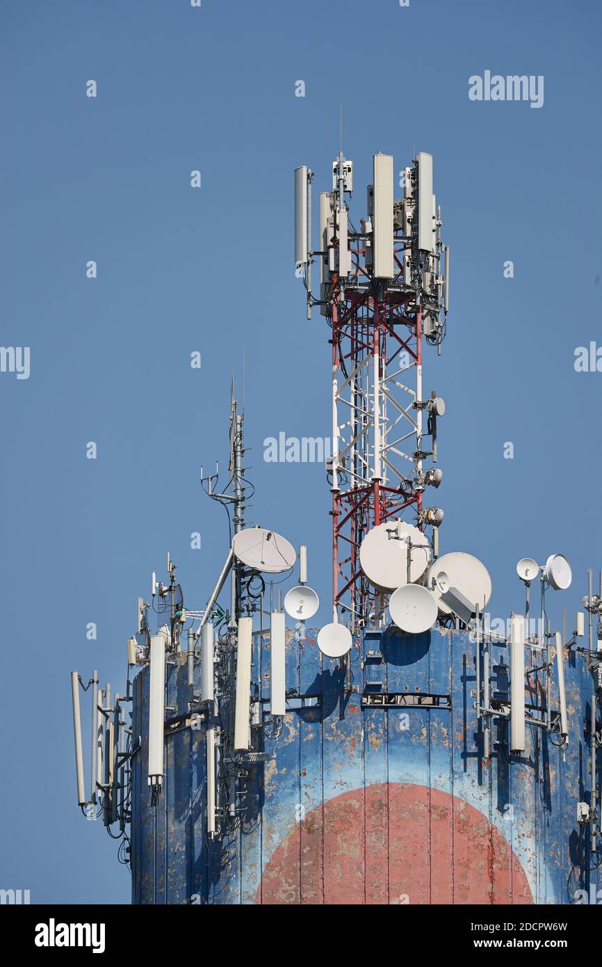 Les antennes du réseau mobile de l'émetteur Banque D'Images