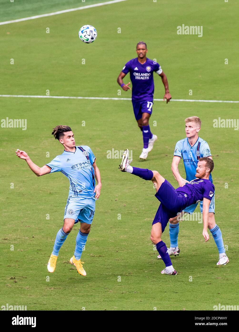 Orlando, États-Unis. 21 novembre 2020. Oriol Rosell (Orlando City #20) combat Jesus Medina (NYCFC #10) et Keaton Parks (NYCFC #55) lors du match de football de la Major League entre Orlando City et NYCFC à Explora Stadum à Orlando, en Floride. *AUCUNE UTILISATION COMMERCIALE. Jason Roberts/SPP crédit: SPP Sport presse photo. /Alamy Live News Banque D'Images