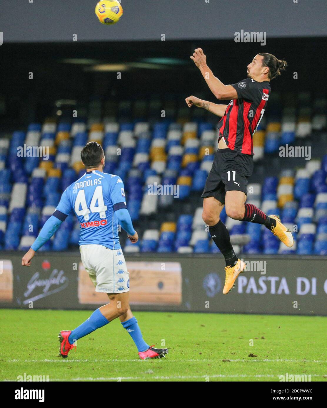 Naples, Campanie, Italie. 22 novembre 2020. Suédois Zetlan Ibrahimovic saute et prend le ballon contre Manolas Del Napoli. Pendant le match de football italien série A SSC Napoli vs FC Milan au stade San Paolo. Crédit : Fabio Sasso/ZUMA Wire/Alay Live News Banque D'Images