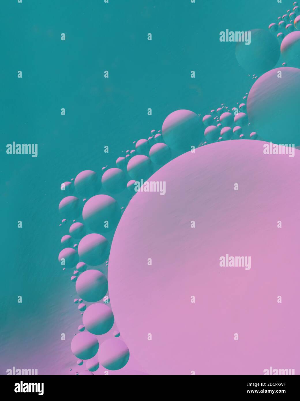 Les bulles d'huile flotteurs sur l'eau et font un magique abstrait coloré Banque D'Images