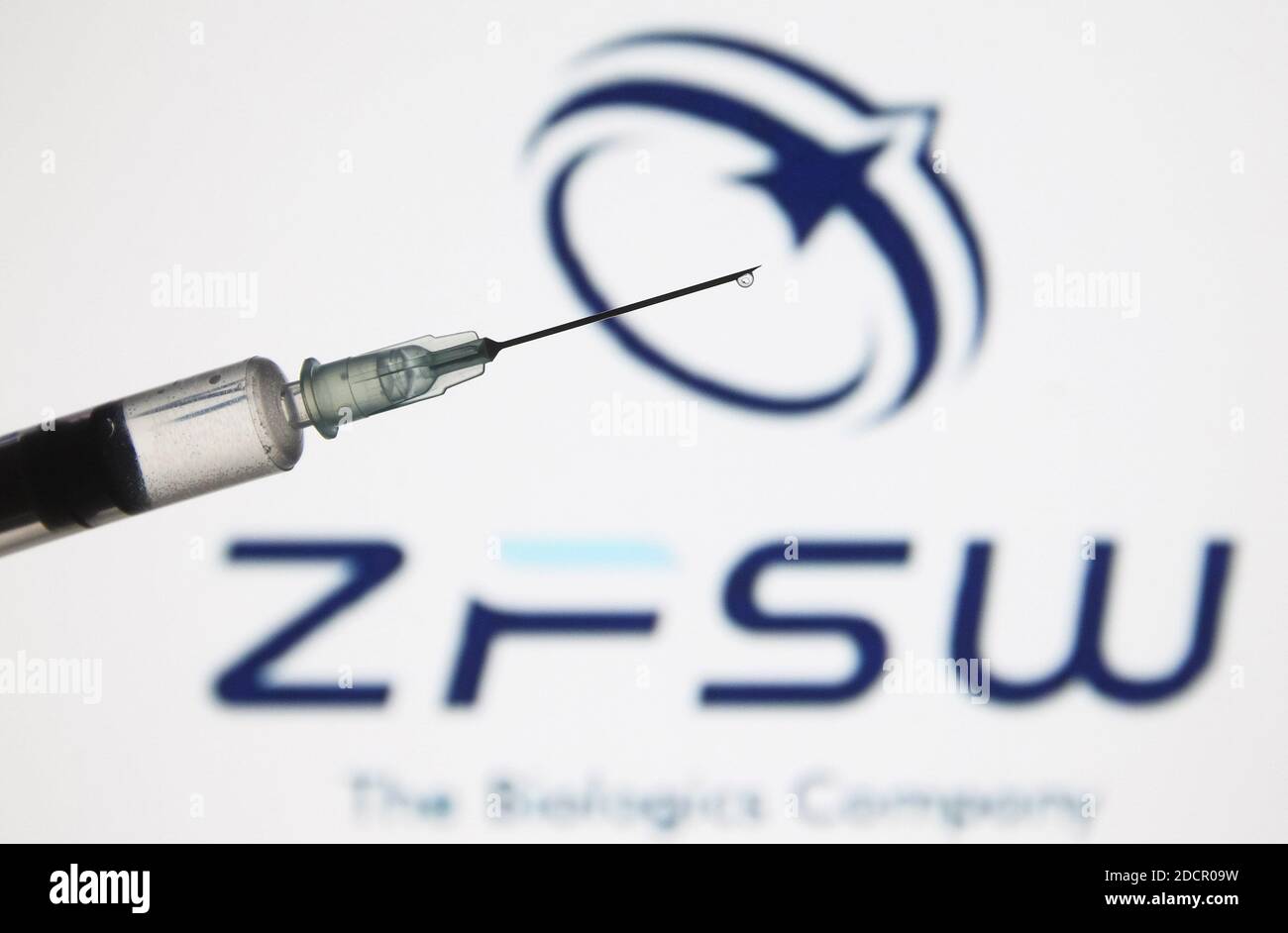 Ukraine. 22 novembre 2020. Sur cette photo, une seringue médicale est visible devant le logo chinois Chongqing Zhifei Biological Products. Crédit : SOPA Images Limited/Alamy Live News Banque D'Images