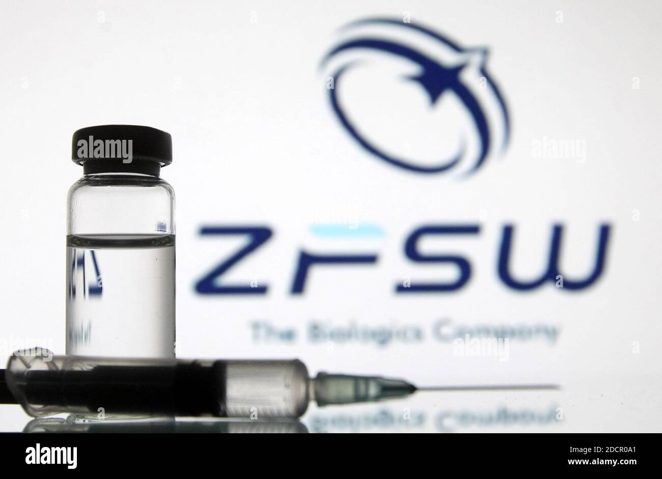 Ukraine. 22 novembre 2020. Sur cette photo, une seringue médicale et un flacon avec le vaccin contre le coronavirus COVID-19 vus devant le logo chinois des produits biologiques Chongqing Zhifei. Crédit : SOPA Images Limited/Alamy Live News Banque D'Images