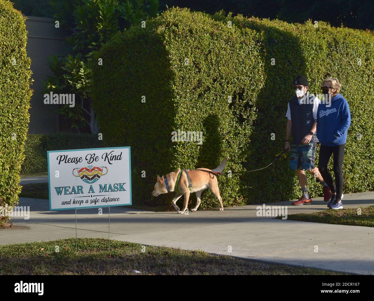 Los Angeles, États-Unis. 22 novembre 2020. Un panneau près de la résidence officielle du maire Garcetti invite les résidents à 'porter un masque' à Los Angeles le dimanche 22 novembre 2020. Dans le contexte d'une augmentation du nombre de nouveaux cas de COVID-19 dans les comtés du niveau violet le plus restrictif du système de surveillance du coronavirus de l'État, Garcetti et Gov. Gavin Newsom a publié une « commande de séjour limité à la maison » interdisant tout « travail, mouvement et rassemblements non essentiels » entre 10 h et 5 h photo par Jim Ruymen/UPI crédit: UPI/Alay Live News Banque D'Images