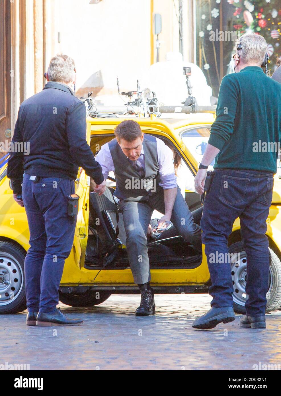 Rome, l'acteur Tom Cruise photographié sur le plateau du film Mission Impossible 7, sur la Piazza di Spagna. Banque D'Images