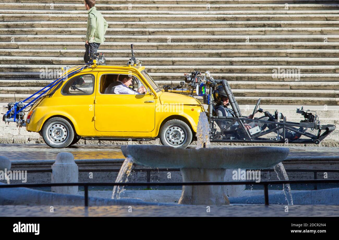 Rome, l'acteur Tom Cruise photographié sur le plateau du film Mission Impossible 7, sur la Piazza di Spagna. Banque D'Images