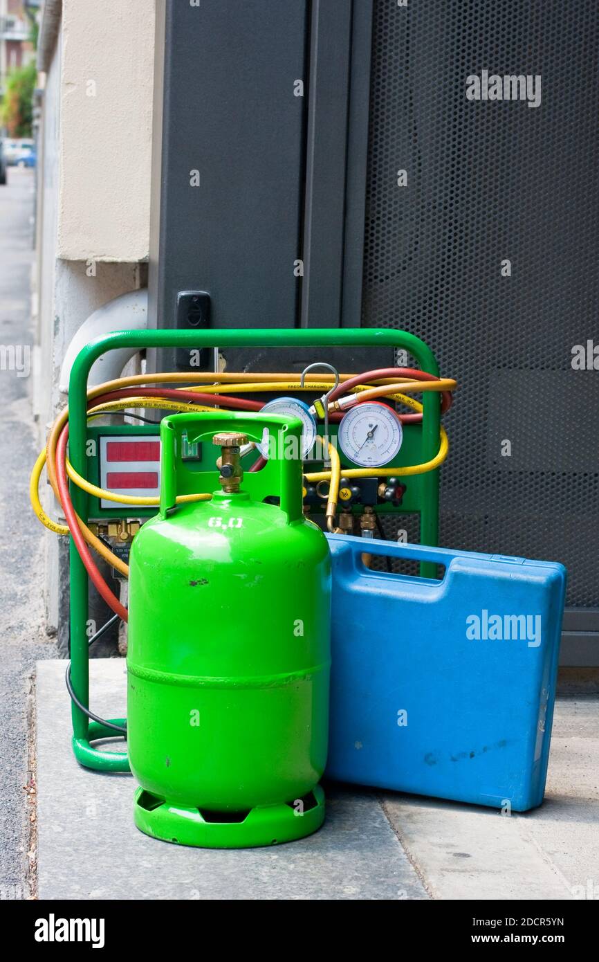 Bouteille de gaz butane vert et mallette à outils bleue Banque D'Images
