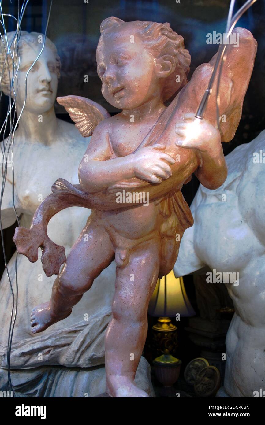 Vue sur une sculpture décorative d'un puto dans un fenêtres de magasin Banque D'Images