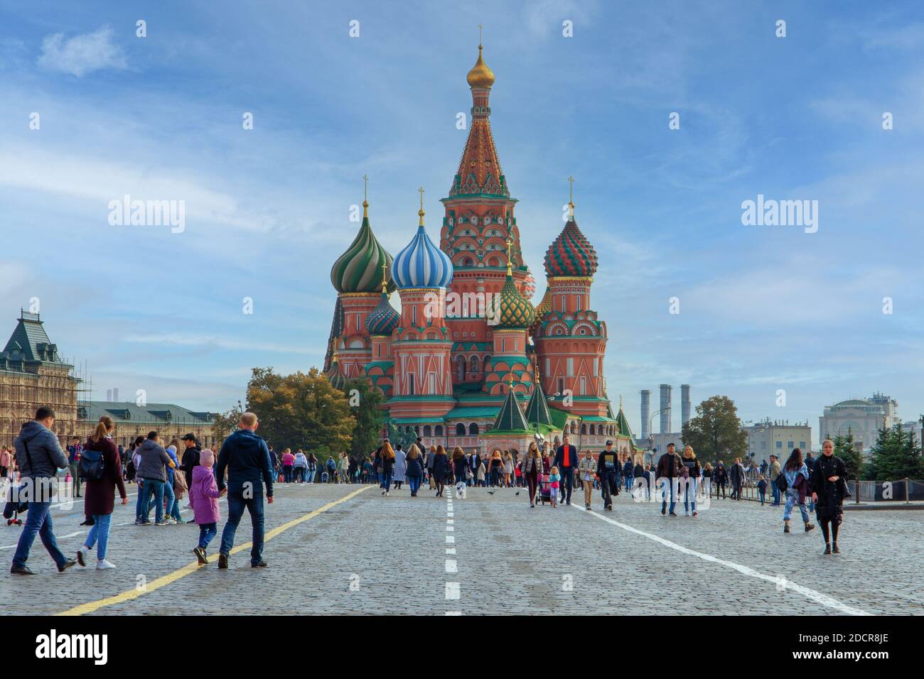 MOSCOU, RUSSIE - 18 NOVEMBRE 2020 : Cathédrale Saint-Basile sur la place Rouge à Moscou et beaucoup de gens qui marchent sans masque facial Banque D'Images