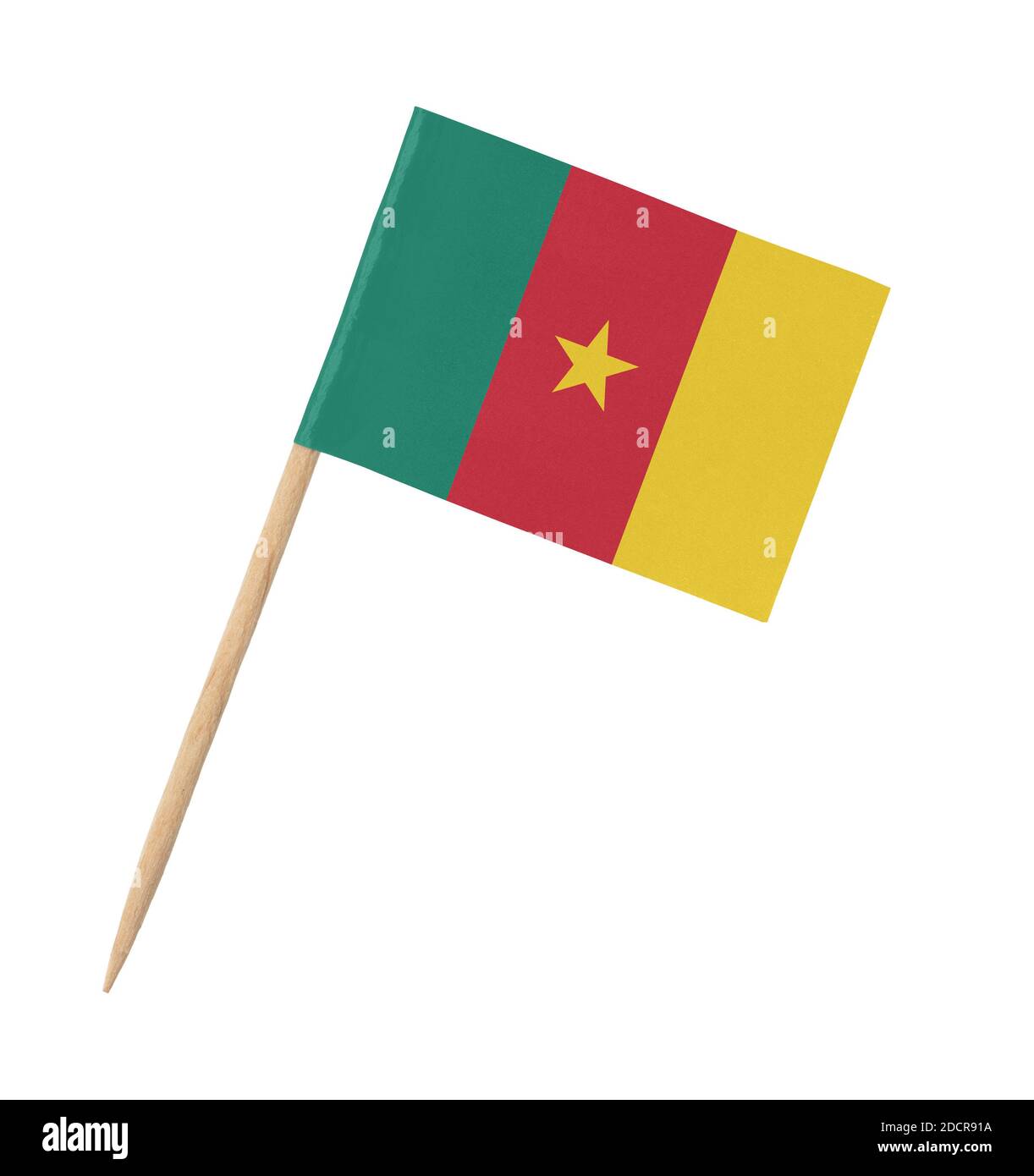 Petit drapeau en papier du Cameroun sur bâton de bois, isolé sur blanc Banque D'Images