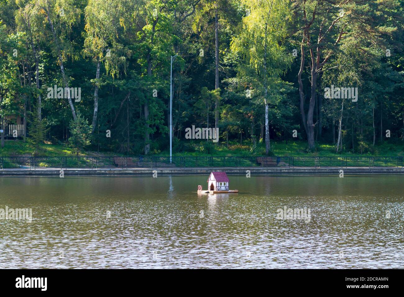 Petite maison pour canard sur l'eau du lac. Mise au point sélective. Banque D'Images