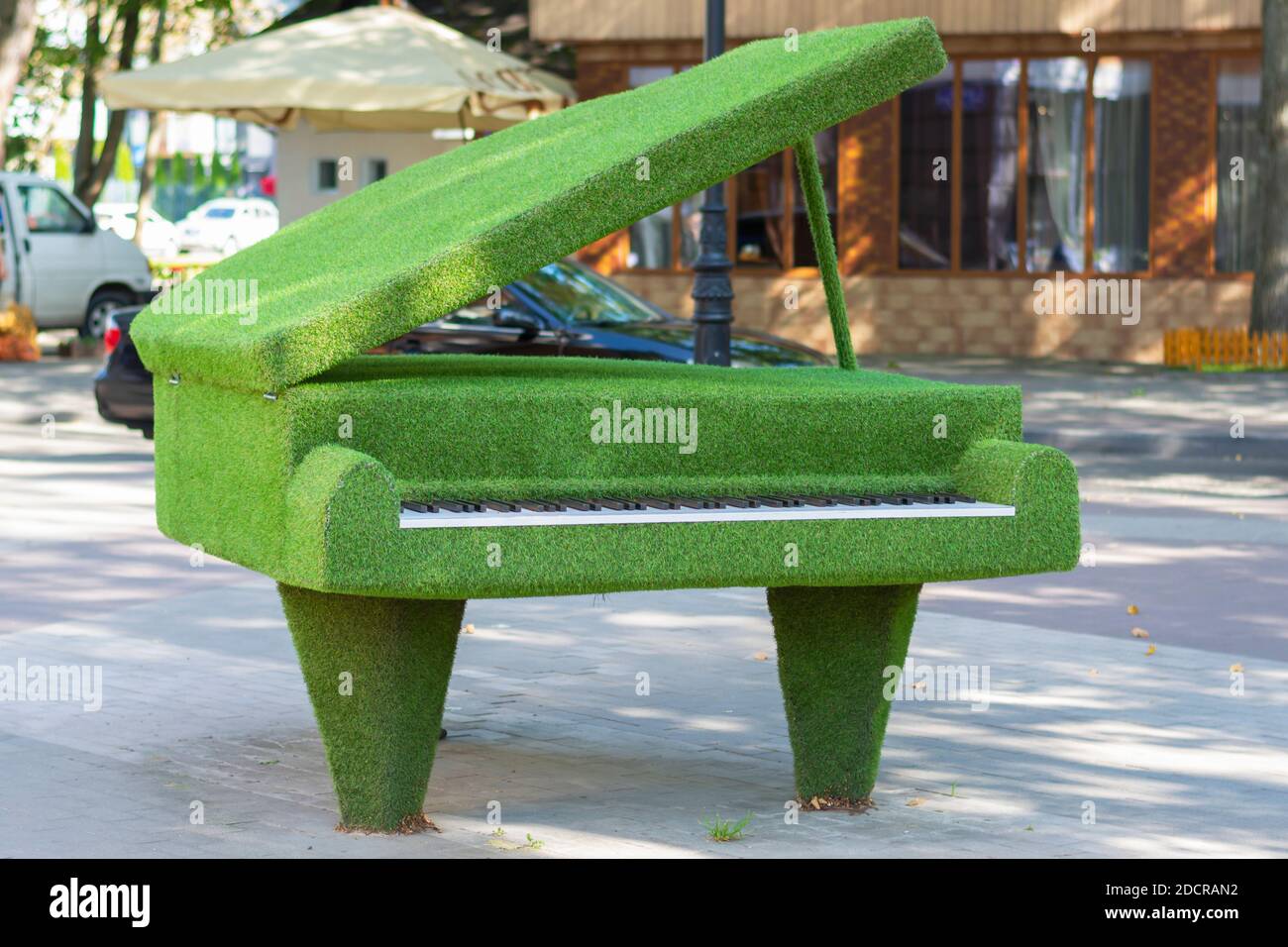 Sculpture d'un piano à queue avec couvercle ouvert en herbe artificielle,  topiaire urbaine Photo Stock - Alamy