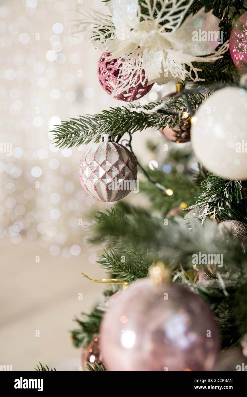 Boule scintillante en gros plan pour sapin décoratif de Noël. Nouvelle  année. Couleurs pastel douces. Décoration élégante. Décorations blanches,  roses et argentées. Arbre Photo Stock - Alamy