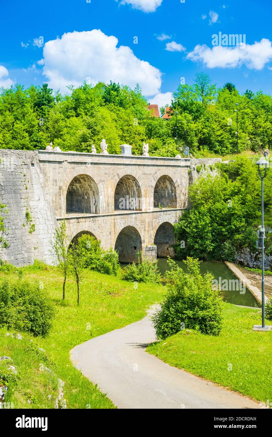 Beau vieux pont avec arches à Tounj sur la rivière Tounjcica, Croatie Banque D'Images