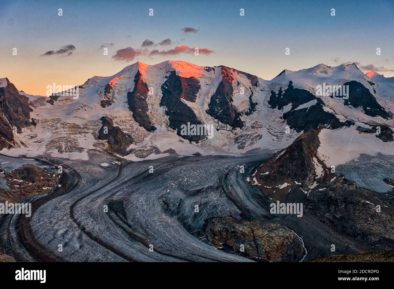 Les sommets de Piz Cambrena, Piz Palü et Bella Vista et la partie supérieure du glacier de pers, vus de Munt pers près de Diavolezza au coucher du soleil. Banque D'Images