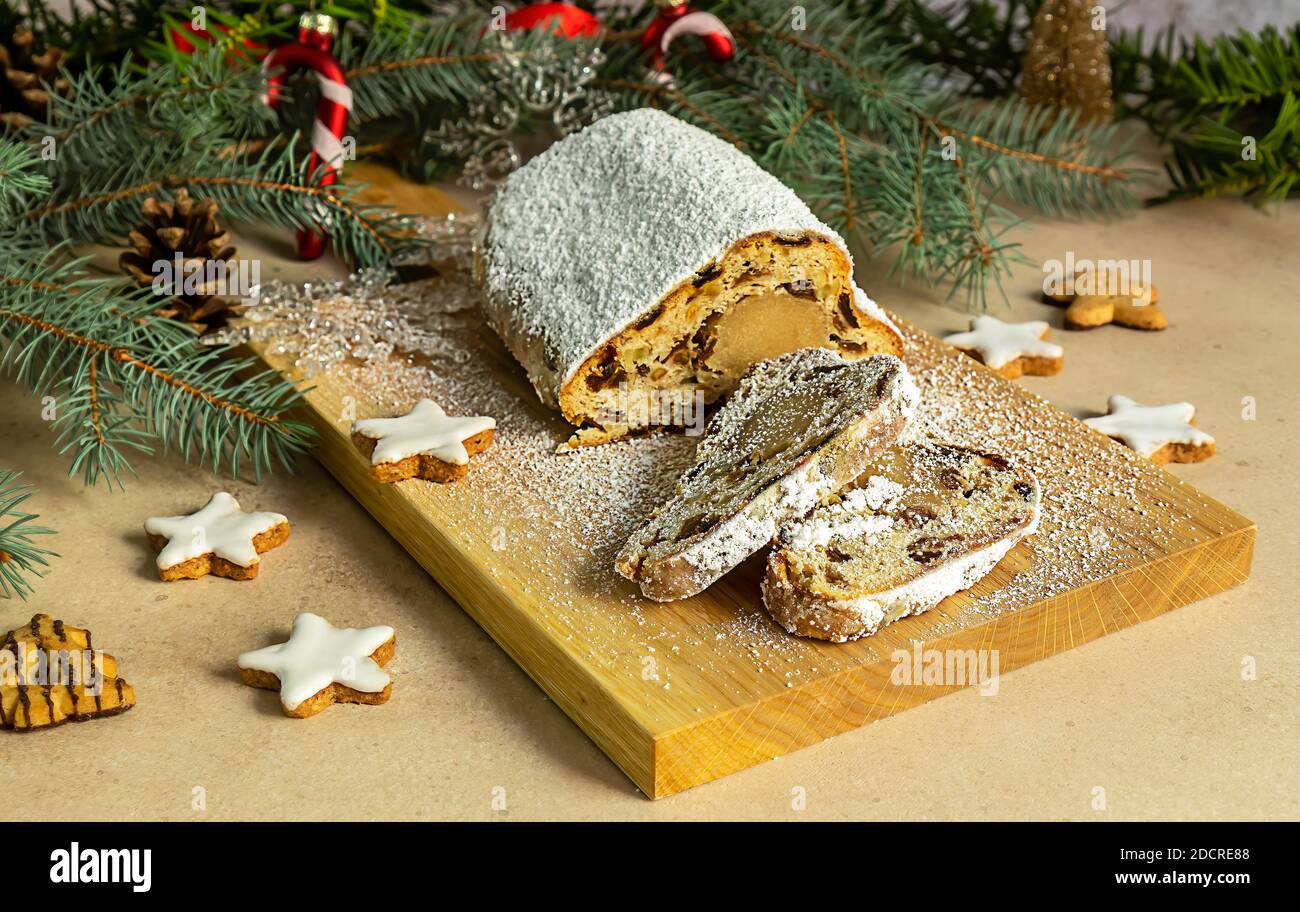 Gâteau de Noël allemand traditionnel - massepain Stollen Banque D'Images