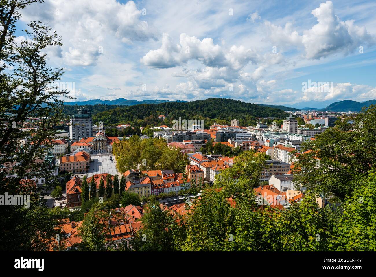 Vue panoramique depuis le château de Ljubljana sur le parc Tivoli le jour ensoleillé à la fin de l'été avec des nuages Banque D'Images