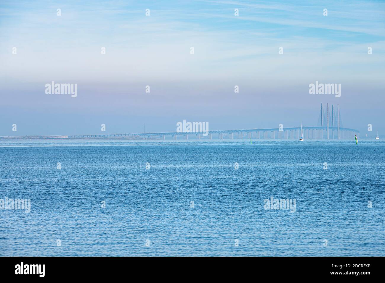 Au milieu du brouillard ou de la brume, le pont d'Oresund ou d'Oresundsbron se trouve sur une mer Baltique calme tandis que les navetteurs traversent le détroit d'Oresund entre le Danemark et la Suède Banque D'Images