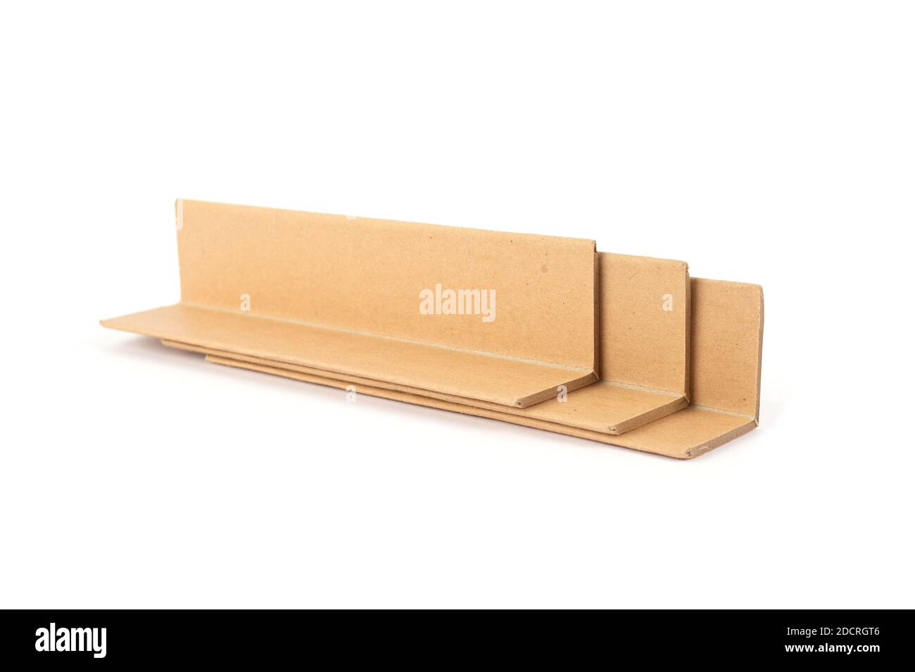 Protections de bord en carton isolées sur blanc - protection de bord d'angle pendant le transport de marchandises. Produits d'emballage recyclables Banque D'Images