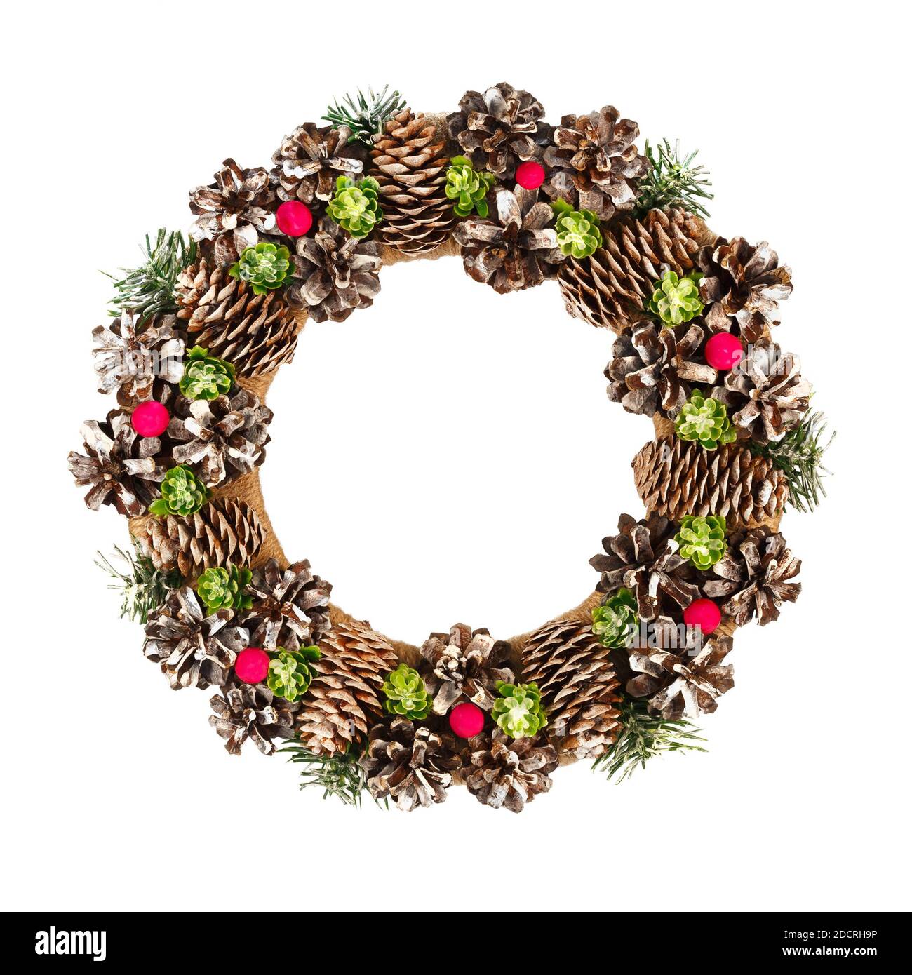 Décoration de Noël faite de branches et de cônes sous forme de couronne. Arrière-plan blanc, isolé. Banque D'Images