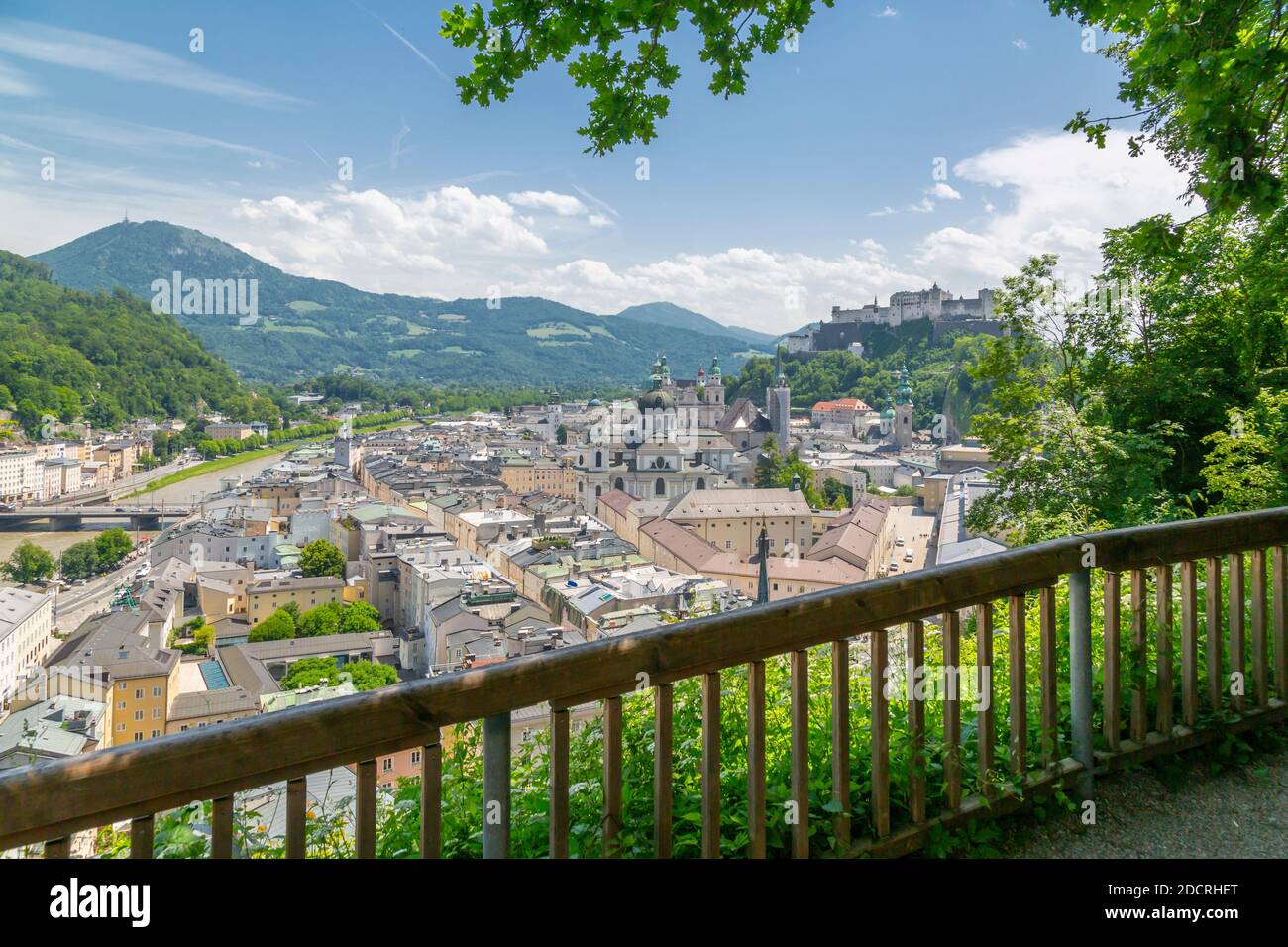 Vue de la rivière Salzach, La Vieille Ville et Château de Hohensalzburg à droite, Salzburg, Autriche, Europe Banque D'Images