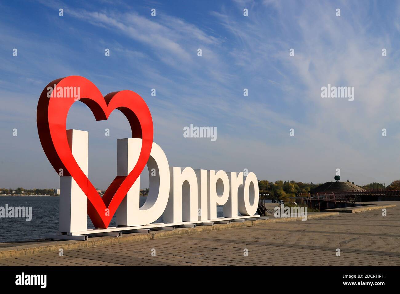 Cœur rouge et signe blanc J'aime Dnipro sur la ville Embankment, sur la rive du fleuve Dniepr, Dnepropetrovsk Ukraine Banque D'Images