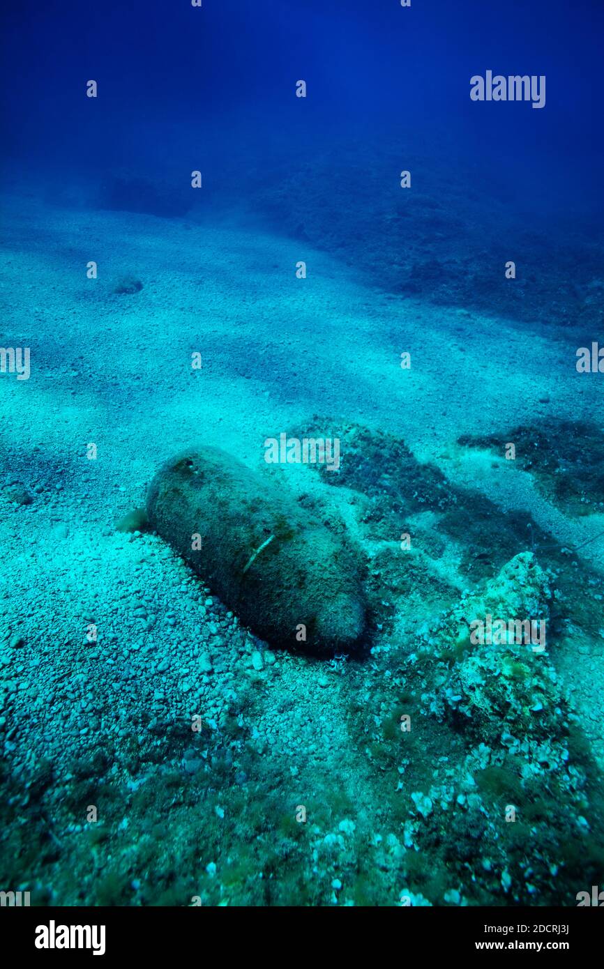 Image d'une épave rouillée à la bombe posée dans le lit de mer En Croatie Banque D'Images