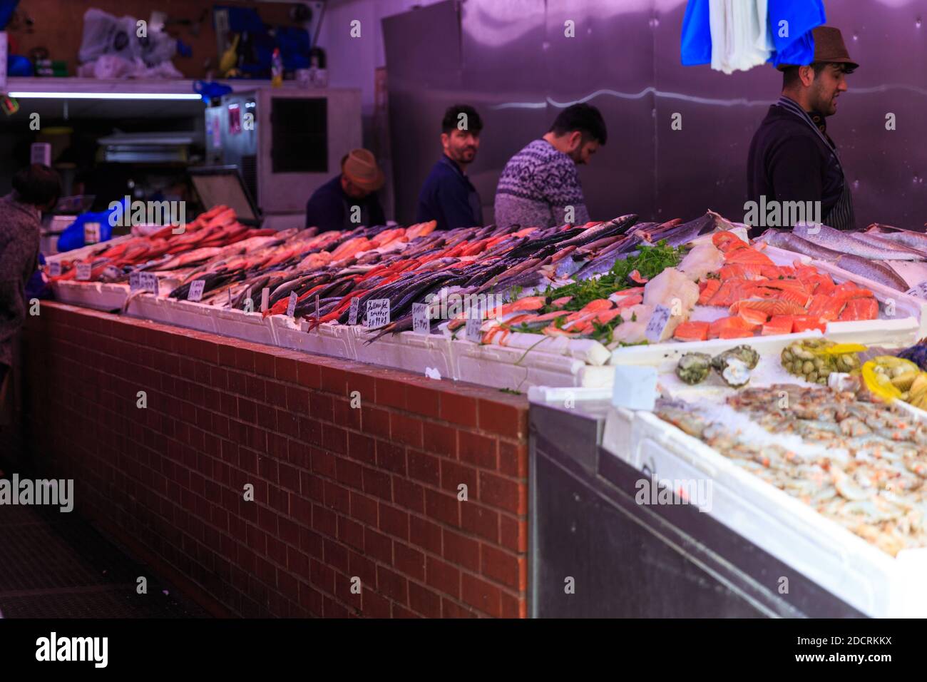 Poisson en vente dans un magasin de poissons, marché de Brixton, sud de  Londres, Royaume-Uni Photo Stock - Alamy
