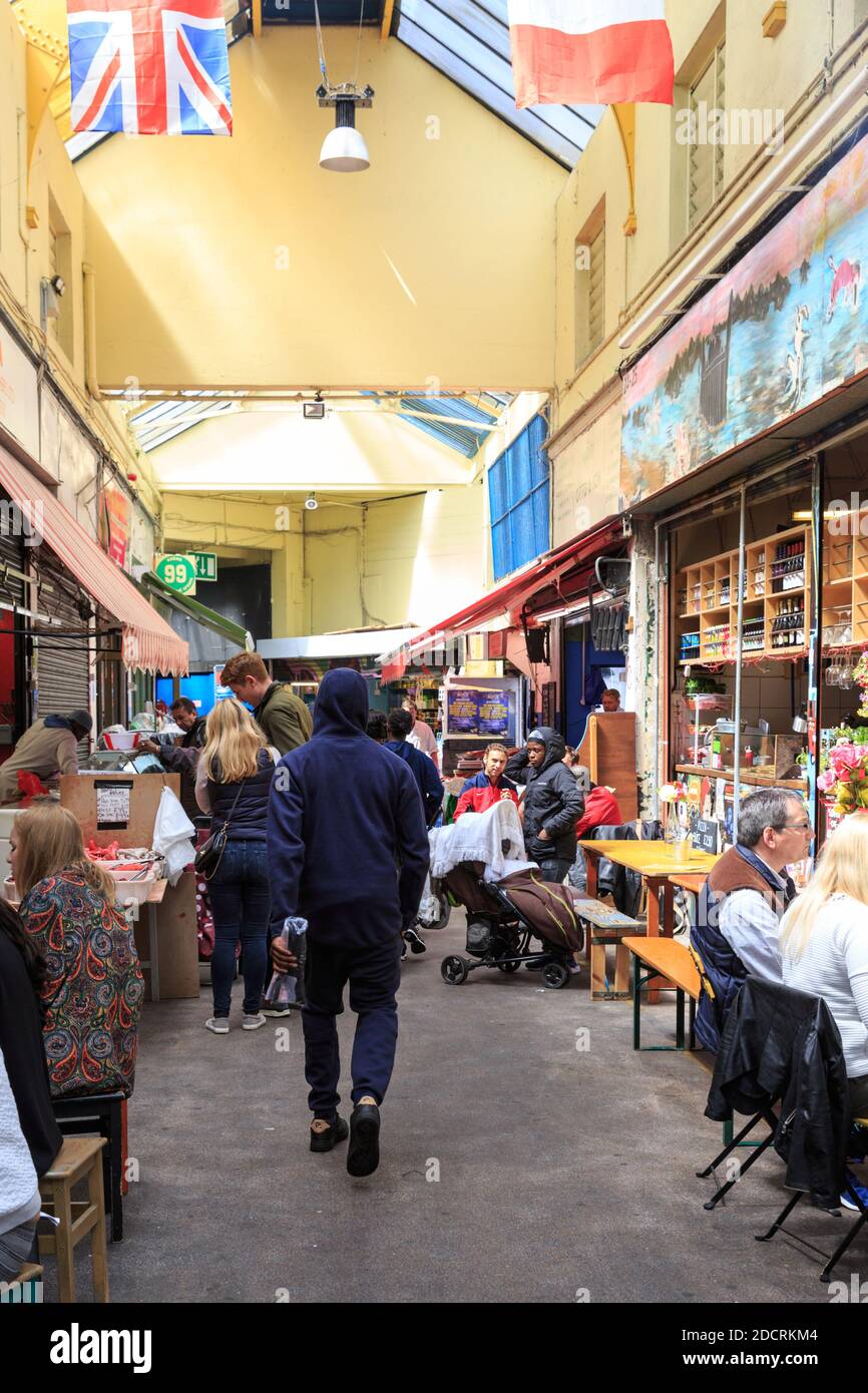 Les gens parcourent, mangent et boivent à Brixton Village Market, Brixton, Londres, Angleterre, Royaume-Uni Banque D'Images