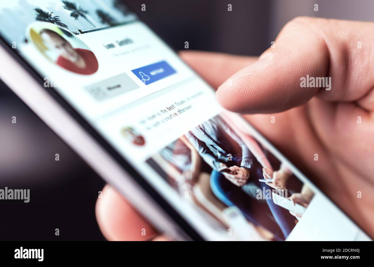 Page de profil sur les médias sociaux ou sur le portail en ligne. Homme lisant le flux, la mise à jour de l'état ou l'affichage avec le téléphone mobile. Suivre, aimer ou envoyer une demande d'ami. Banque D'Images