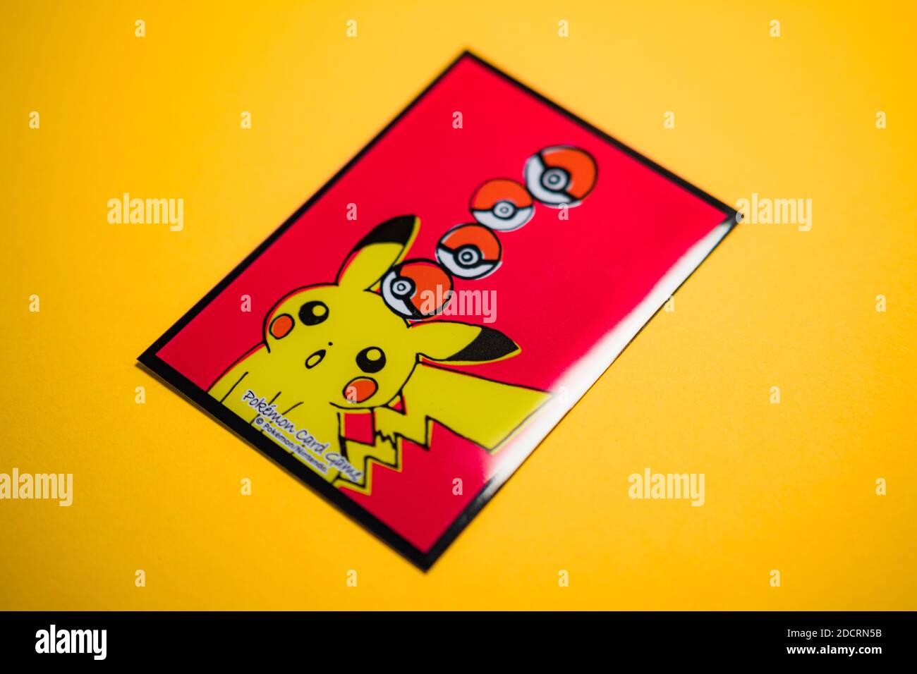 Jeu de cartes Pokemon – étui de carte Pikachu japonais Photo Stock - Alamy