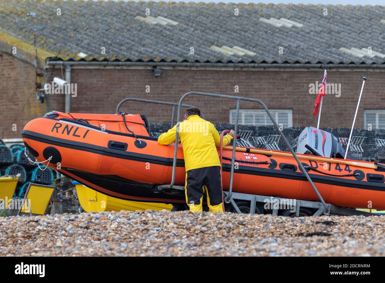 Eastbourne, Royaume-Uni. 22 novembre 2020. Le membre de l'équipage du RNLI prépare le bateau pour la relance à la recherche de pêcheurs disparus. Banque D'Images