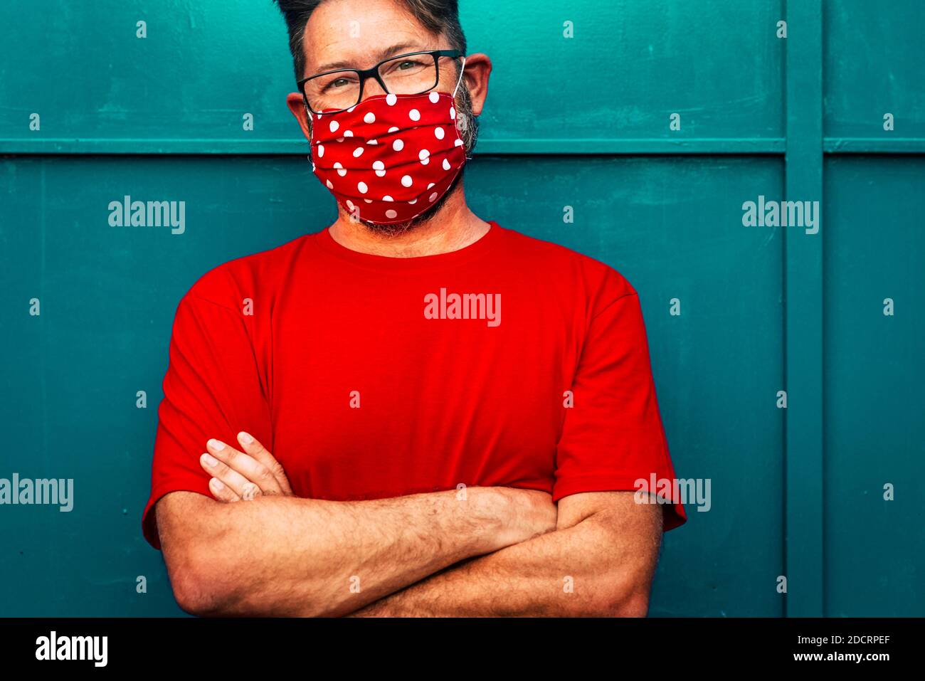 Beau adulte mature homme portrait portant masque de protection du visage pour coronavirus et virus covid-19 urgence - concept de personnes et épidémie de coronavi Banque D'Images