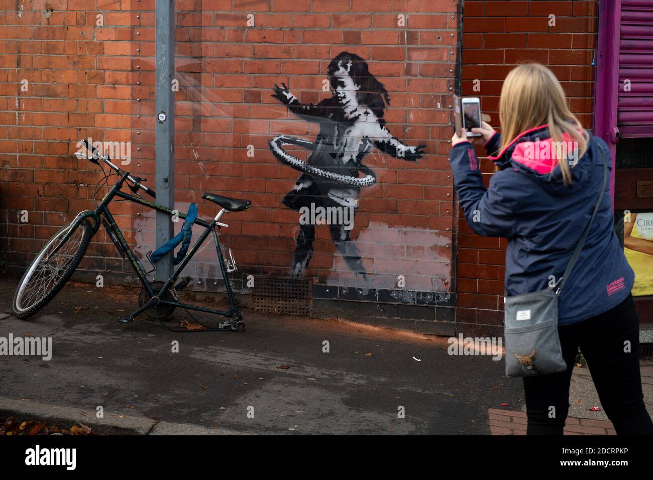 Une œuvre d'art peinte par Banksy sur le côté d'une propriété à Rothesay Avenue et Ilkeston Road à Nottingham, qui a eu un vélo de remplacement après l'original aurait été volé au cours du week-end. Date de la photo: Lundi 23 novembre 2020. Le crédit photo devrait se lire: Jacob King/PA Wire Banque D'Images