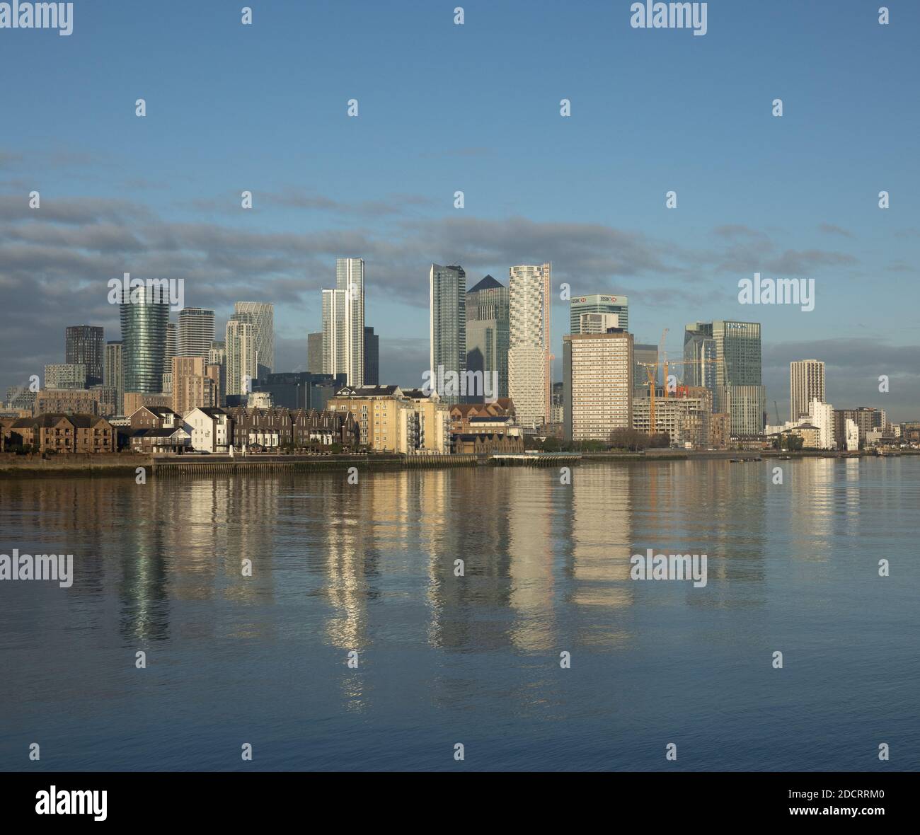 Canary Wharf se reflète à Thames, Londres, Royaume-Uni Banque D'Images