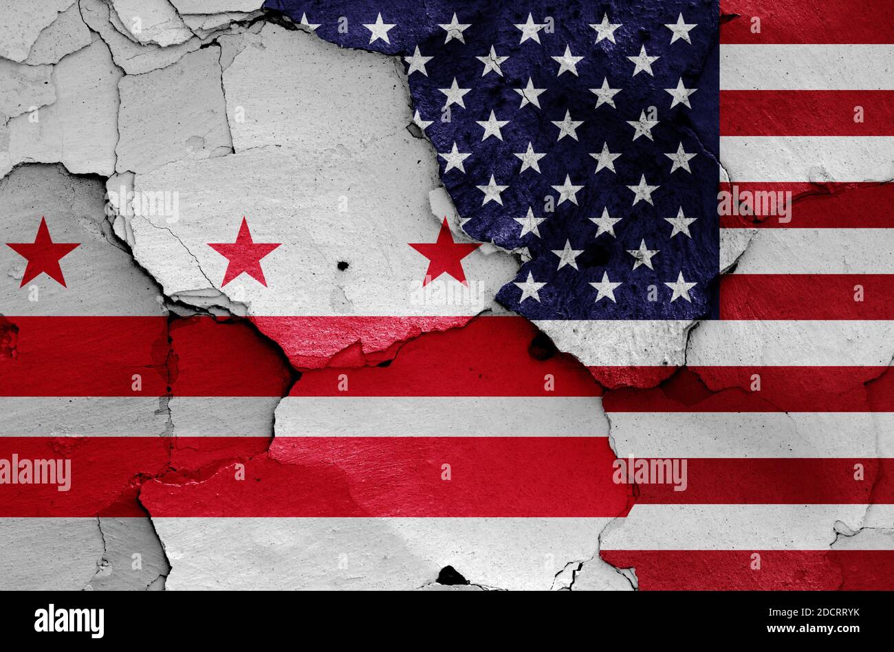 Drapeaux de Washington D.C. et des États-Unis peints sur le mur fissuré Banque D'Images