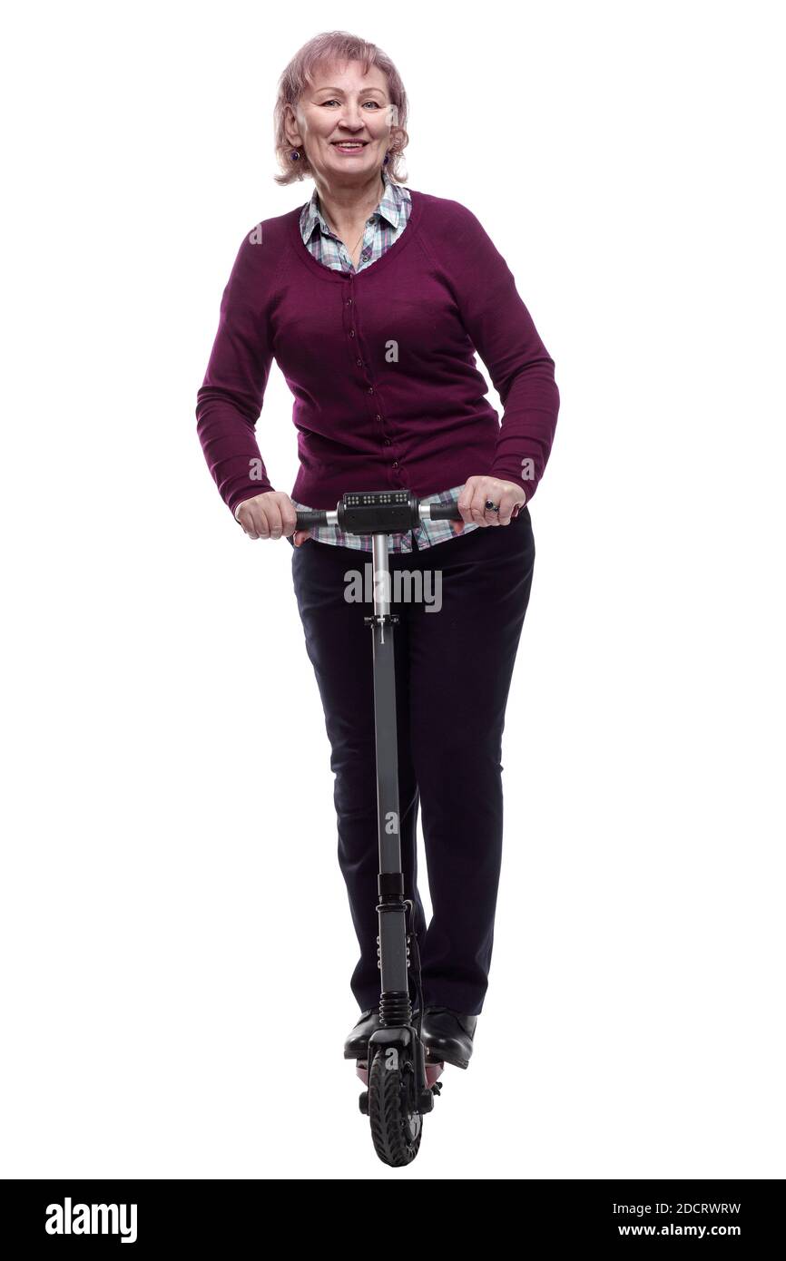 femme âgée souriante se déplace sur un scooter électrique. isolée sur un blanc Banque D'Images