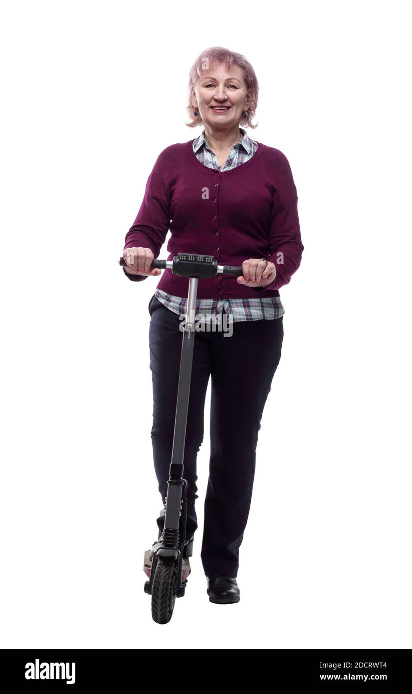 femme âgée souriante avec scooter électrique . isolée sur un blanc Banque D'Images