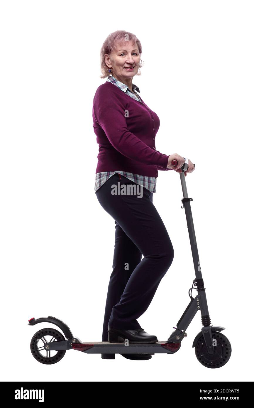 femme âgée souriante se déplace sur un scooter électrique. isolée sur un blanc Banque D'Images
