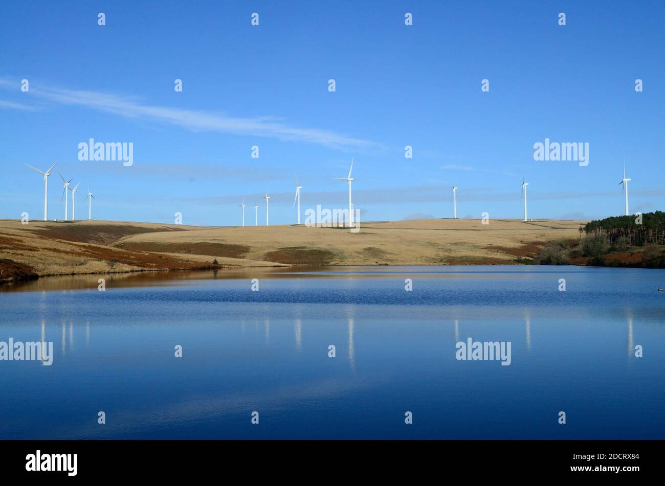 Barrage du réservoir de Lliw Valley et éoliennes sur Mynydd Y. Gwair Swansea Valley Glambogan pays de Galles Royaume-Uni Banque D'Images