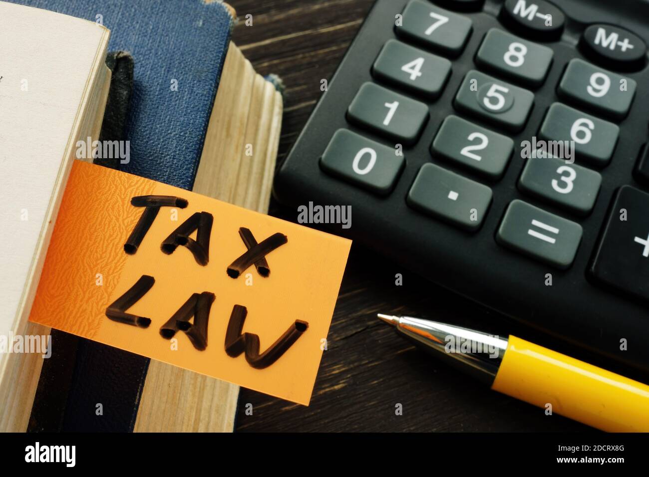 Mettez en signet la loi fiscale dans l'ancien livre sur le bureau. Banque D'Images