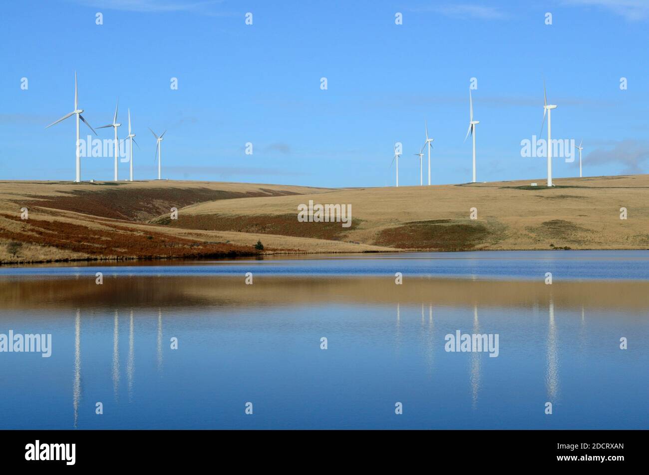 Barrage du réservoir de Lliw Valley et éoliennes sur Mynydd Y. Gwair Swansea Valley Glambogan pays de Galles Royaume-Uni Banque D'Images