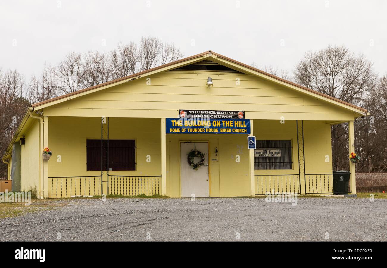 KINGS MTN, NC, USA-4 MARS 2020: Un petit bâtiment abritant l'église de moto de Thunder House, le bâtiment sur la colline. Banque D'Images