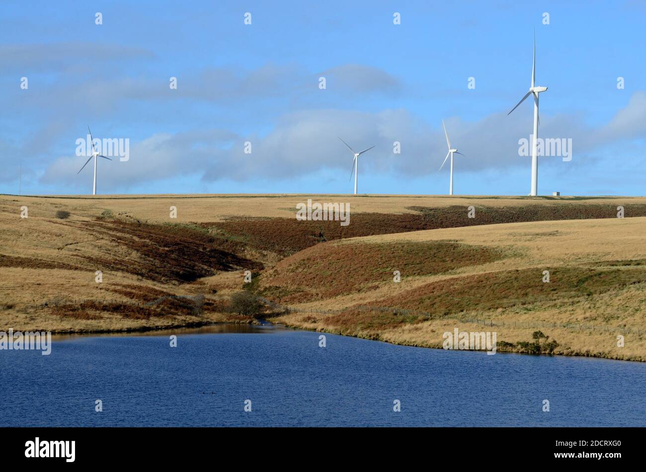 Barrage du réservoir de Lliw Valley et éoliennes sur Mynydd Y. Gwair Swansea Valley Glambogan pays de Galles Royaume-Uni Banque D'Images