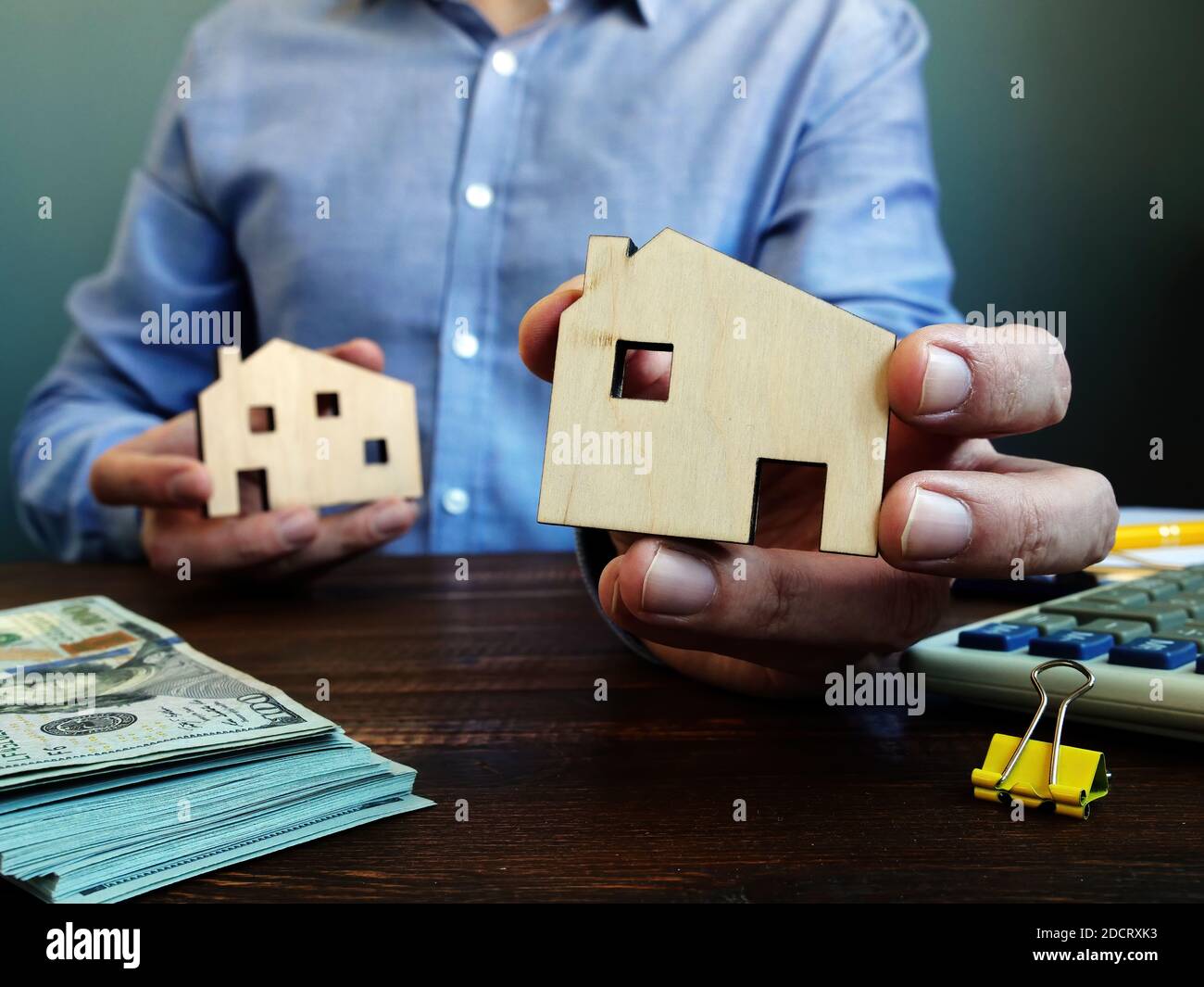 Le choix entre une grande et une petite maison. Sélection de biens immobiliers. Banque D'Images